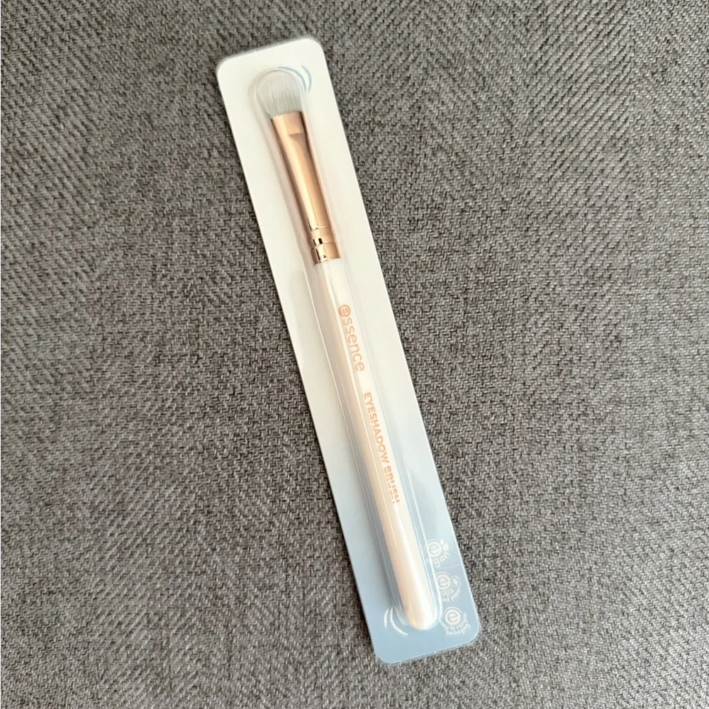 Essence NEW Eyeshadow Brush
